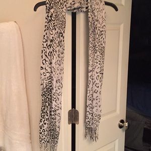 Gorgeous cheetah scarf